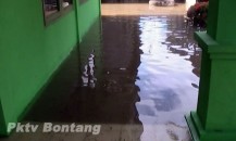 Dikepung Banjir, KUA Bontang Selatan Tetap Layani Masyarakat