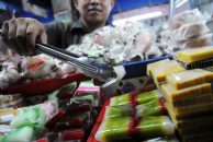 Enggan Dipindah, Pedagang Makanan Pasar Telihan Protes