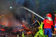 Ditinggal Pemilik, Gubuk Kayu di Berbas tengah terbakar