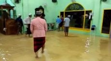 Hujan Sebentar, Masjid Di Jalan Kol Terendam Banjir