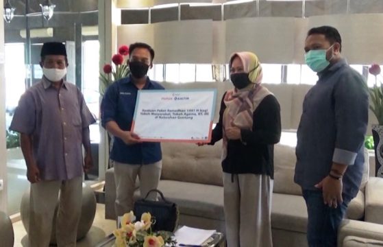 Pupuk Kaltim Berikan Bantuan 680 Paket Sembako Bagi Warga Guntung dan Loktuan