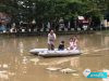 Warga Gang Nibung  Manfaatkan Perahu Karet Untuk Menyebrangi Sungai