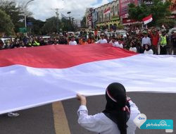 Bendera Raksasa Terbentang di Tengah Kota Samarinda