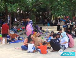 Libur Lebaran, Pantai Panrita Lopi Dipadati Wisatawan