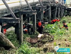 Tim BPBD Kukar Bersama TNI dan Relawan Bersihkan Sungai Tenggarong dari Tanaman Gulma