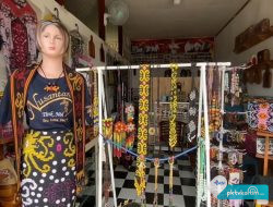 Berjualan di Outlet Dekranasda Kukar di Jalan Pattimura, Penggiat Seni Kriya Mendapatkan Peningkatan Penghasilan