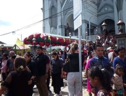 Ribuan Umat Padati Katedral Samarinda pada Perayaan Misa Jumat Agung