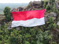 Kolaborasi Pesisir 2025 Gelar Pengibaran Bendera 25 x 15 Meter di Batu Dinding Kukar