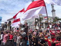 Simpang Lembuswana Dipadati Warga, Upacara HUT ke-80 RI Berlangsung Meriah