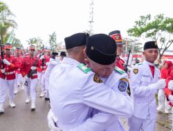 Di Bawah Rintik Hujan, Paskibraka Bontang Sukses Kibarkan Sang Merah Putih Penuh Khidmat