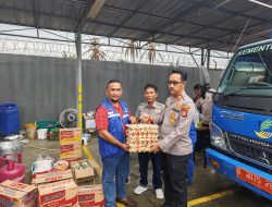 Polsekta Samarinda Kota Bersama Relawan Info Taruna Samarinda Salurkan Bantuan untuk Korban Kebakaran di P. Diponegoro