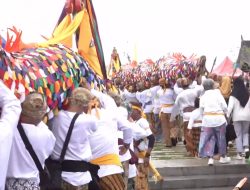 Ritual Sakral hingga Belimbur Warnai Penutupan Erau Adat Kutai 2025