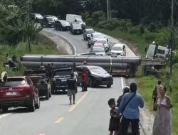 Truk Trailer Bermuatan Pipa Melintang di Poros Bontang-Samarinda, Arus Lalu Lintas Lumpuh Total