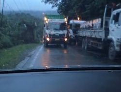 Sudah Macet Total, Aksi Truk Serobot Jalur di Prangat Baru Malah Bikin Kondisi Makin Semrawu