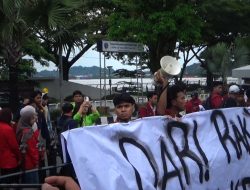 Program Gratispol Dipertanyakan, Ratusan Mahasiswa Turun ke Jalan