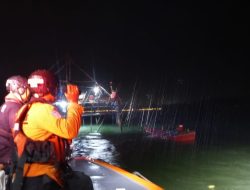 Tim SAR Balikpapan Selamatkan 12 Pemancing yang Sempat Terjebak Badai Laut Lamaru