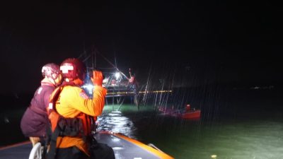 Tim SAR Balikpapan Selamatkan 12 Pemancing yang Sempat Terjebak Badai Laut Lamaru