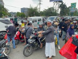 Ratusan Warga Madura Samarinda Bagikan Ribuan Takjil di Dua Titik Kota, Wujudkan Semangat “Madura Peduli”