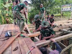Pembangunan Jembatan TMMD Ke-128 di Masdarling Dikebut, TNI dan Warga Gotong Royong