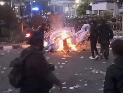 Aksi Demonstrasi 21 April di Samarinda Ricuh, Polisi Kerahkan Water Canon