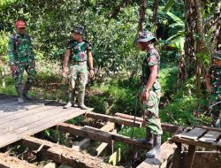 Hari Pertama TMMD ke-128, Satgas Mulai Bongkar Jembatan Masdarling untuk Perkuatan Pondasi