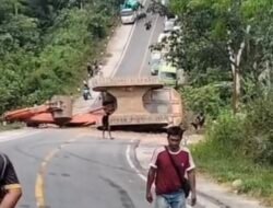Truck Loboy Terguling di Tanjakan Abah Nanang, Jalur Samarinda – Bontang Lumpuh Total