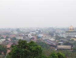 Langit Bontang Diselimuti Asap Pekat Sejak Pagi, Warga Diimbau Gunakan Masker
