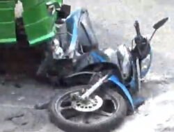 Gagal Mengerem di Jalan Menurun, Truk Bermuatan Sembako Hantam Pemotor di Turunan Rapak